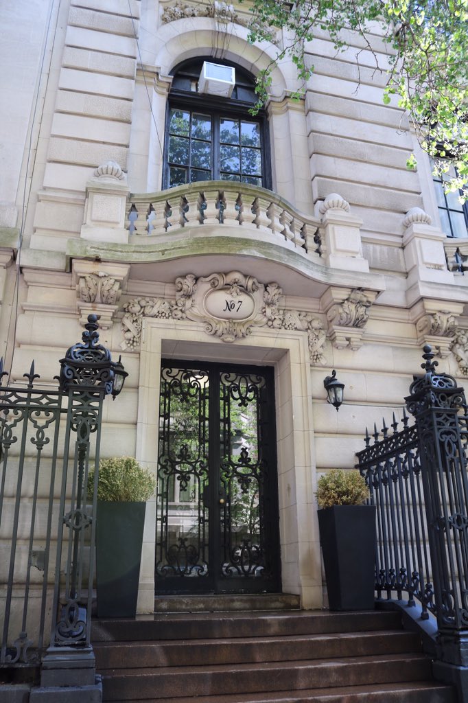 Amandiine_26's tweet photo. @frandrescher @PETERMARCJACOBS Do you recognize that house ? 😄 #FrenchiesInNYC #TheNannyFan 🇫🇷🇺🇸💋 https://t.co/QKy6CLMlAV