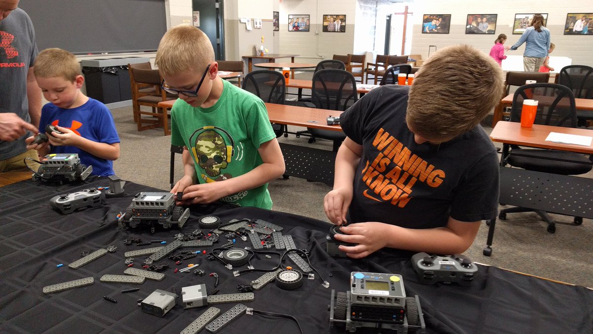 NU_Robotics's tweet photo. Lots of robot fun happening tonight at our #NUniversity Build A Robot event. These little people are some awesome builders &amp; thinkers! Can't wait to see them on our teams in the future! @pd_nu @REC_Foundation https://t.co/l4IvWgAz6i