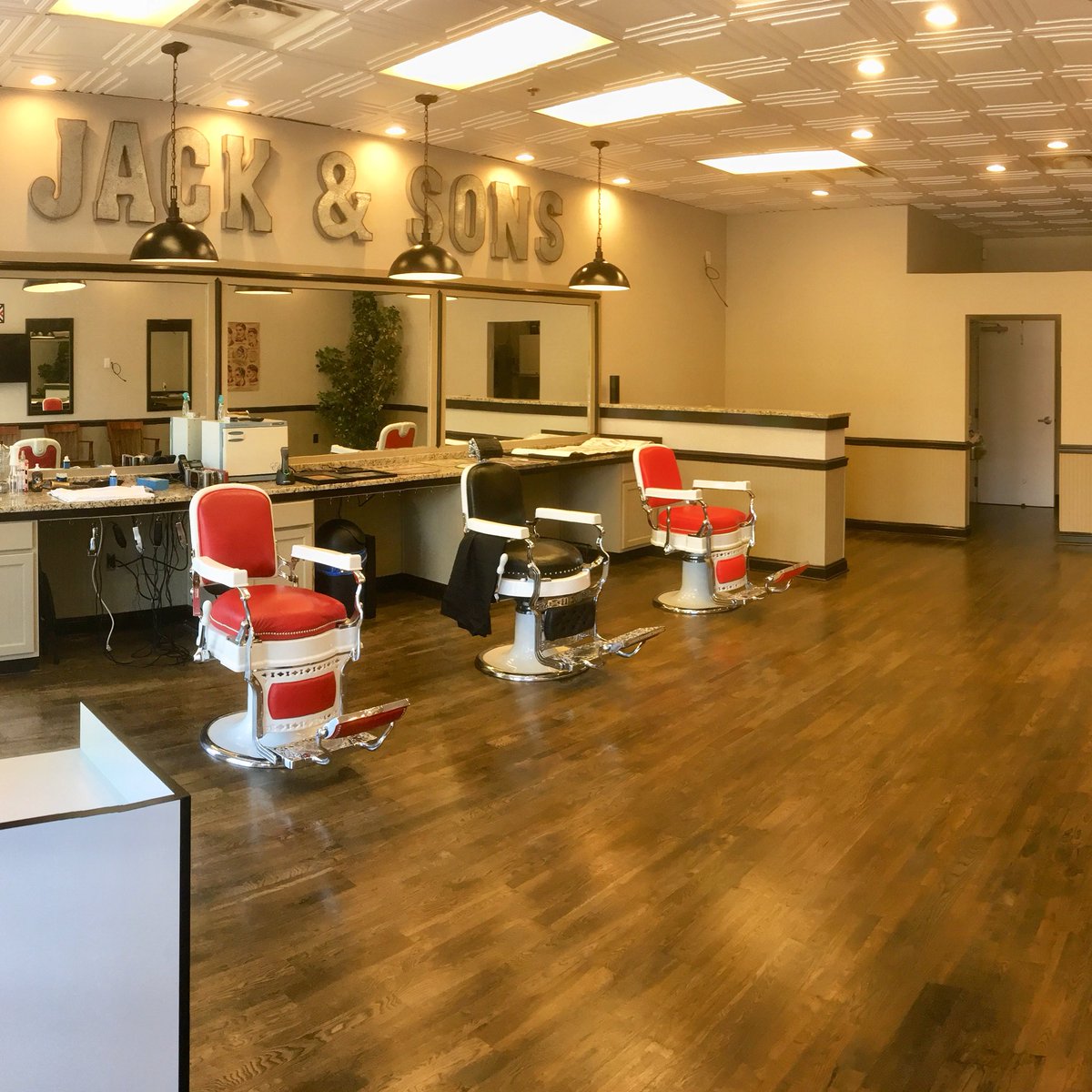 JackNsonsbarber's tweet photo. We would like to announce that we have opened a 2ND LOCATION in Alpharetta/ Johns Creek. We have been serving Roswell for 8 years and will continue to serve Roswell. HELP SPREAD THE WORD AND SEND ALL YOUR FRIENDS AND FAMILY!! 3719 Old Alabama Rd 30022 https://t.co/9uyDfmgjw7