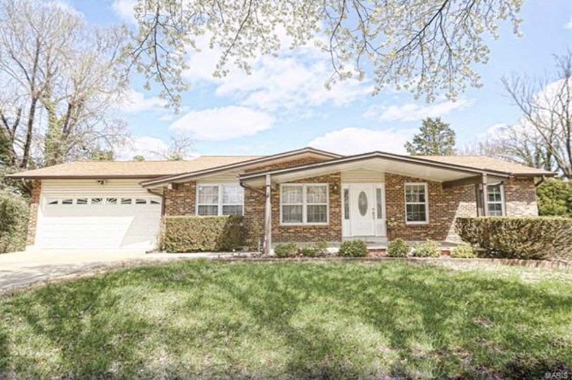 TheScauzzoGroup's tweet photo. Offered at $264,900. 266 Braeshire Dr, Ballwin, MO. .
Location is Key! Lovely Move-in Ready Ranch located in close proximity to major hwys, shopping &amp; restaurants. Great location in Ballwin and AAA Parkway Schools. Open Floor plan and large deck perfect for BBQs #stl #ballwin https://t.co/GoTGSEUx48