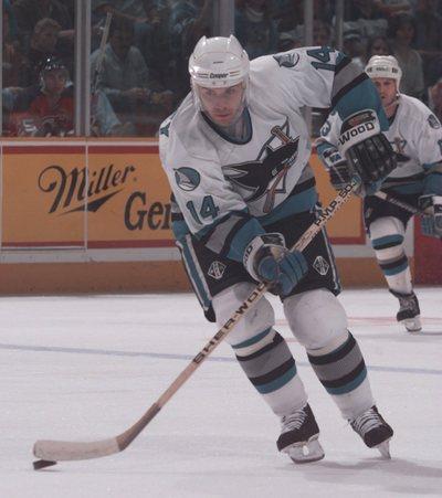 Happy 46th bday Ray Whitney, who scored 385 goals and 1064 points in his NHL career. 