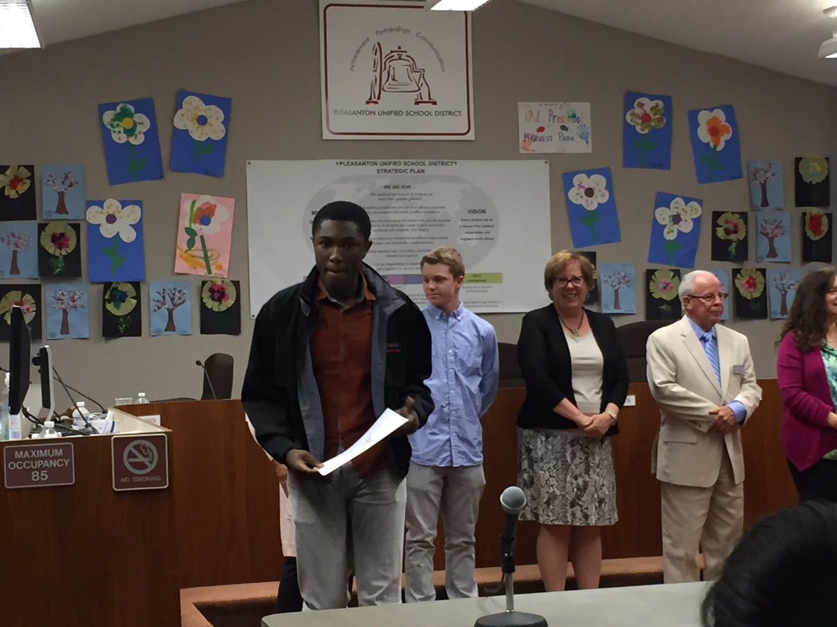 _NadiaRazi's tweet photo. African American Student Achievement Award Recipients from Foothill!! 💙💛 Proud of you, Belle and Seun! https://t.co/zhFeVUeRLf