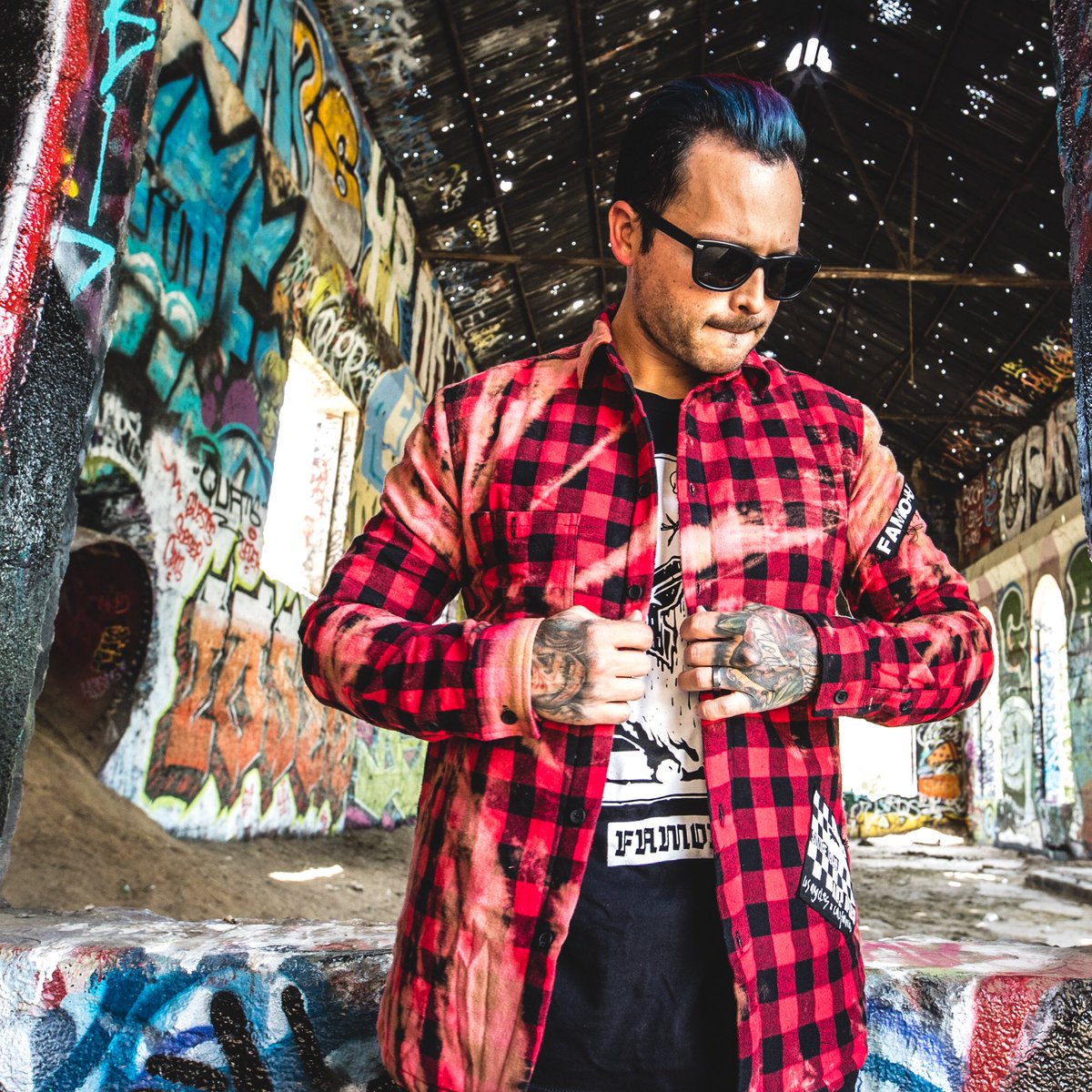 famoussas's tweet image. “Live Fast” flannel jacket with #FamousFamily @nodirectioncasa of #sleepingwithsiren. 

Pick up your one-of-a-kind piece and shop the latest collection online at famoussas.com. 

📸: @fogagain 
#LiveFast #FreshDrop #NickMartin #SleepingWithSirens #VeniVidiVici