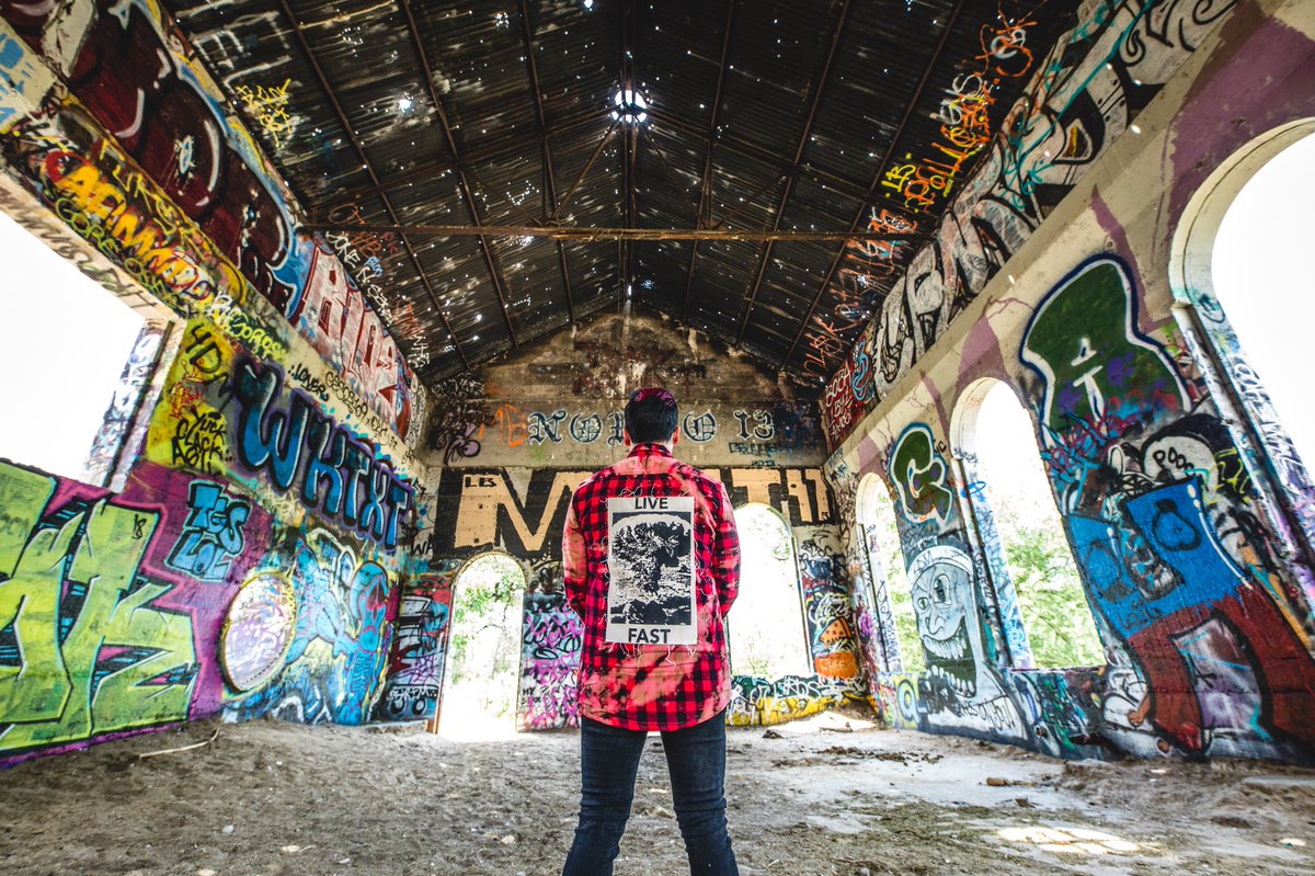 famoussas's tweet image. “Live Fast” flannel jacket with #FamousFamily @nodirectioncasa of #sleepingwithsiren. 

Pick up your one-of-a-kind piece and shop the latest collection online at famoussas.com. 

📸: @fogagain 
#LiveFast #FreshDrop #NickMartin #SleepingWithSirens #VeniVidiVici