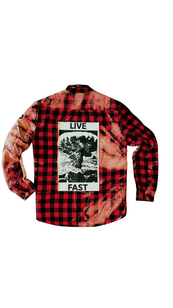 famoussas's tweet image. “Live Fast” flannel jacket with #FamousFamily @nodirectioncasa of #sleepingwithsiren. 

Pick up your one-of-a-kind piece and shop the latest collection online at famoussas.com. 

📸: @fogagain 
#LiveFast #FreshDrop #NickMartin #SleepingWithSirens #VeniVidiVici