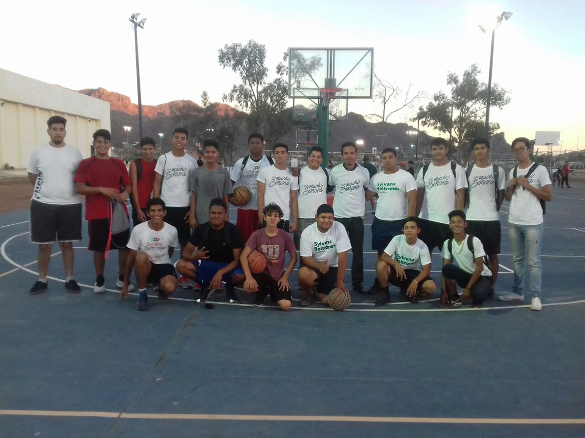 mjmsonoraa's tweet photo. Esta tarde llevamos el programa #DeportesConSylvana, donde tuvimos un encuentro amistoso contra el selectivo de basketball del Cet del Mar Guaymas.

#ConMuchoSonora https://t.co/Hm11Hc6m9h