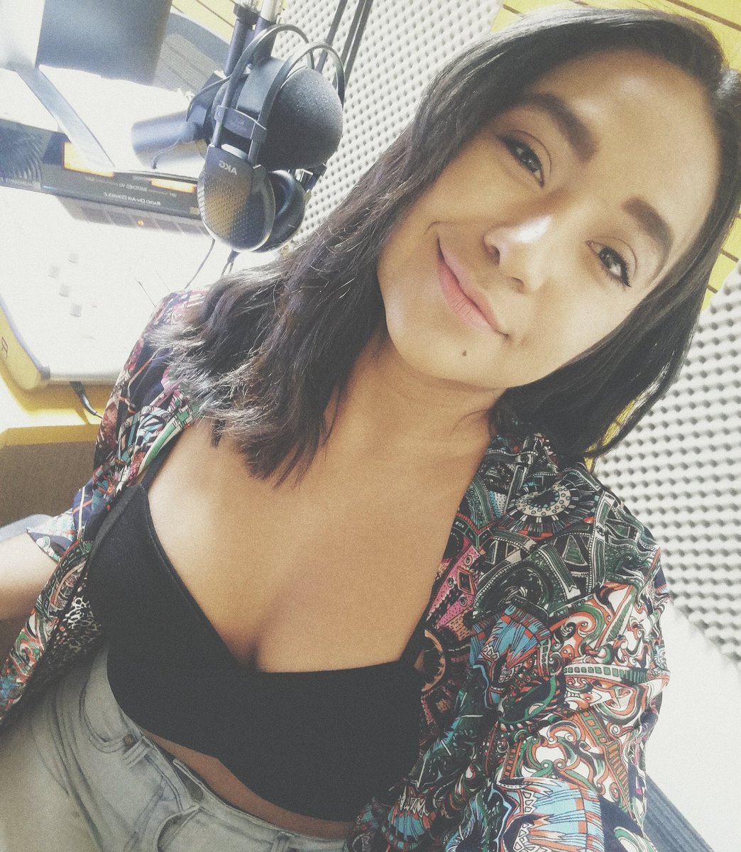 En cabina te acompaña <a href="/CelesteCastEU/">Celeste Castro</a> ❤️ hasta las 10:00 PM 🎤