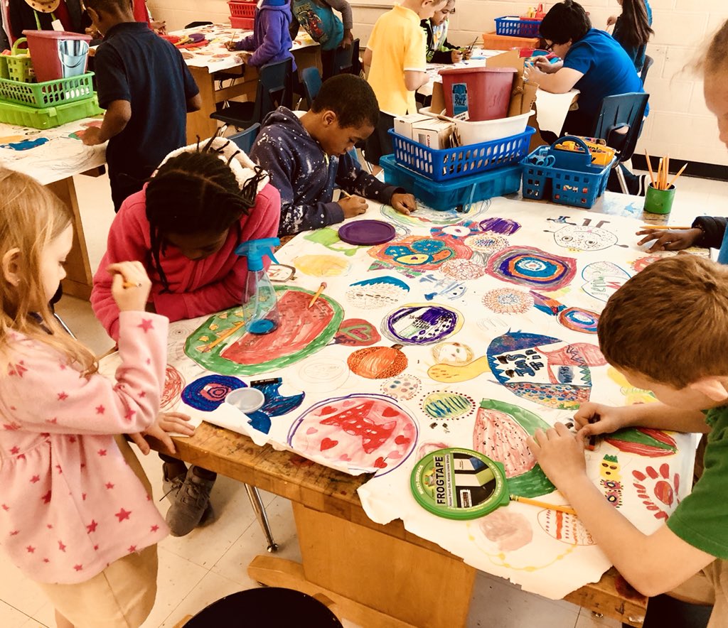 ChanceylovesART's tweet image. 2nd graders collaborating to make Murals, inspired by Peter H.Reynolds’ book, The Dot. 
#5classescollab #chanceysgottalent #chanceyChat #multimedia