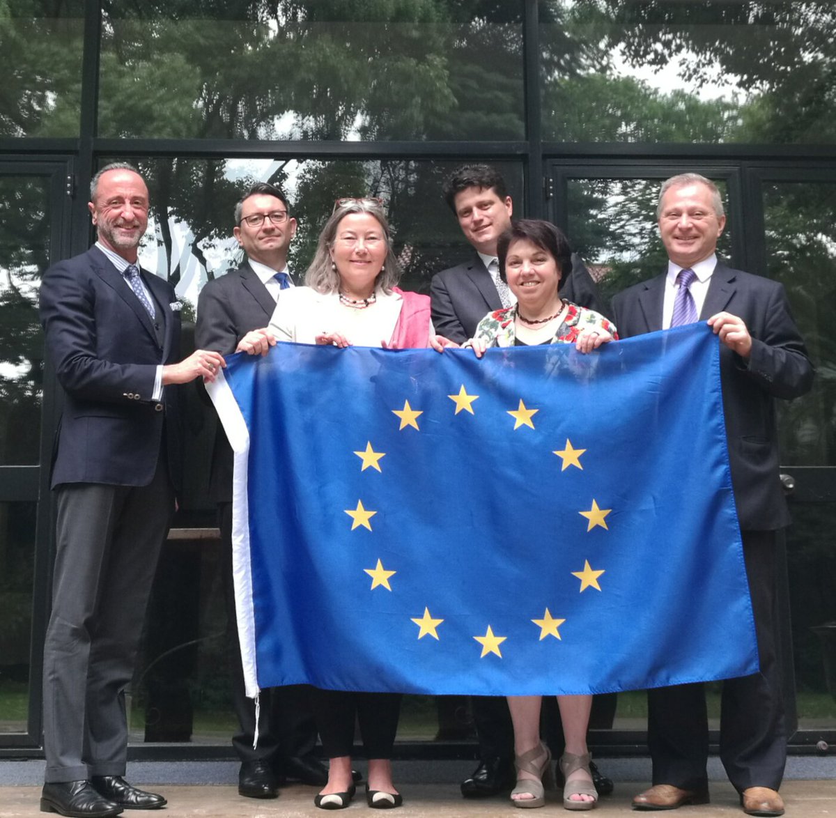 ItalyinShanghai (@italyinshanghai) on Twitter photo Consuls from Portugal, France, The Netherlands, Luxemburg, Germany with Italian Consul in Shanghai Stefano Beltrame (left to right in the pic) <a href="/ItalyinShanghai/">ItalyinShanghai</a> wish a Happy Europe Day! #9May #EuropaDay <a href="/ItalyinChina/">Italy in China</a> <a href="/ItalyMFA/">Farnesina 🇮🇹</a> <a href="/EU_Commission/">European Commission</a> <a href="/ItalyinEU/">Italy 🇮🇹 in EU</a> <a href="/europainitalia/">UE in Italia</a> <a href="/EUCouncil/">EU Council</a> Consuls from Portugal, France, The Netherlands, Luxemburg, Germany with Italian Consul in Shanghai Stefano Beltrame (left to right in the pic) <a href="/ItalyinShanghai/">ItalyinShanghai</a> wish a Happy Europe Day! #9May #EuropaDay <a href="/ItalyinChina/">Italy in China</a> <a href="/ItalyMFA/">Farnesina 🇮🇹</a> <a href="/EU_Commission/">European Commission</a> <a href="/ItalyinEU/">Italy 🇮🇹 in EU</a> <a href="/europainitalia/">UE in Italia</a> <a href="/EUCouncil/">EU Council</a>