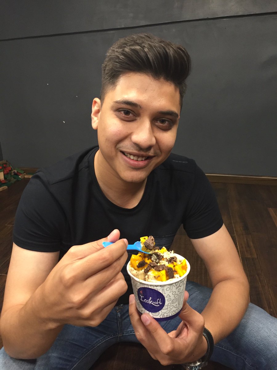 mensaurus's tweet photo. They call it "Mango Taxi"!
Motivated by Mumbai's famous Kaali-Peeli Taxis, Flavor for the late spring,
Attempt the astonishing mix of choicest Alphonso mangoes &amp; fresh Oreos with some mystery fixings just at Icekraft

#Mensaurus #Mumbaiblogger #icekraft #mango #kaalipeeli  #oreo https://t.co/LkMVOQ9MCR