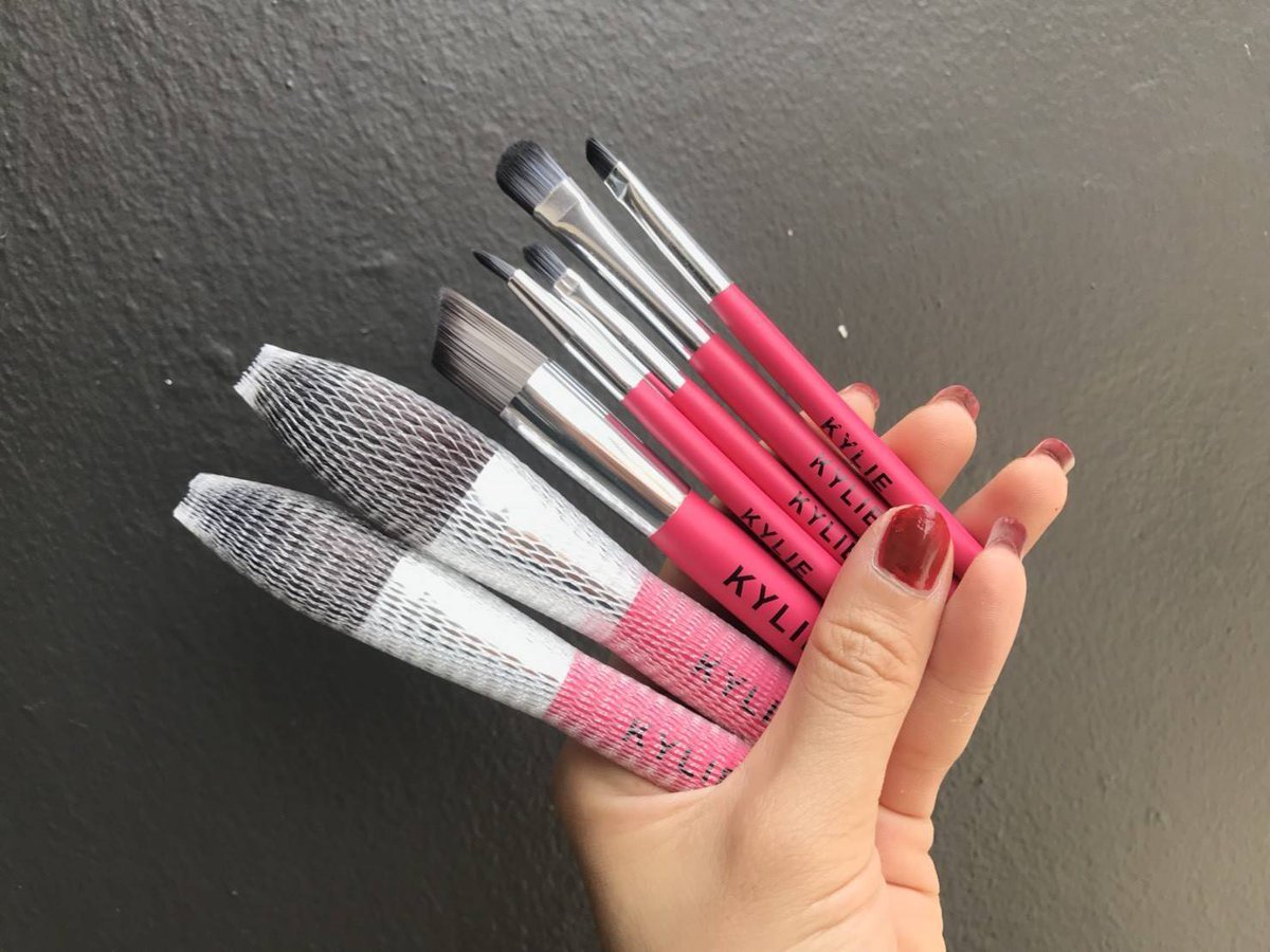 songeunofficial's tweet photo. Kylie brush ❤️ เซตแปรงแต่งหน้า 8 ชิ้นใหญ่บิ๊กบึ้ม ขนนุ่มละมุนหน้า ทำจากวัสดุอย่างดี ไม่ระคายเคือง ด้ามสีทอง สวยหรู สุดๆ มาพร้อมกระเป๋าฟรี‼️ ใหม่สีชมพูจากไคลี 

ส่ง 180.- (3 ชิ้นขึ้นไป)
ปลีก 200.- https://t.co/pEmNRFwrgf