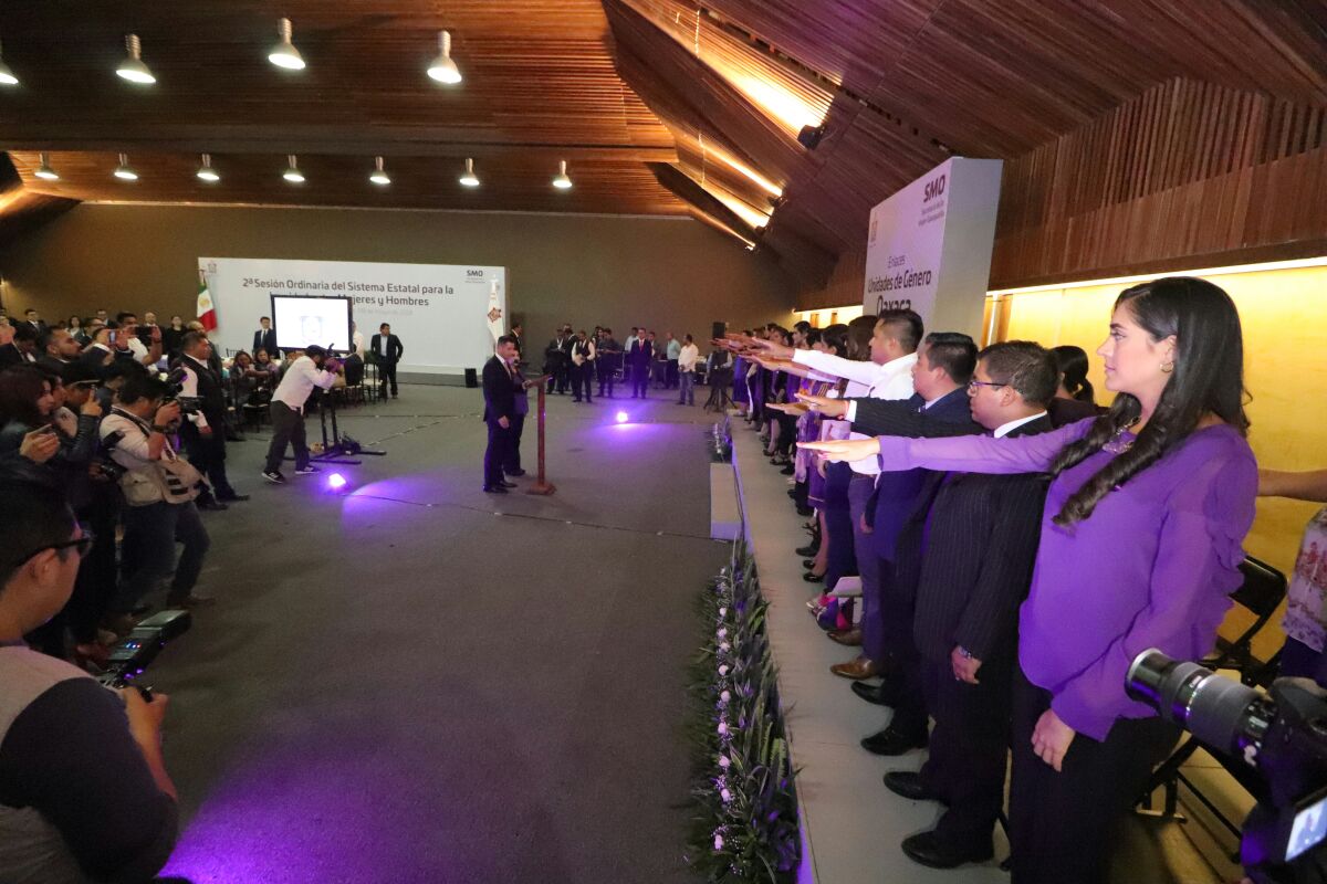Yola_MartinezL's tweet photo. El Gobernador @alejandromurat tomó protesta a @elviatejadaC como enlace de la Unidad de Género de la @SEDESOH_GobOax para impulsar la igualdad sustantiva en la sociedad oaxaqueña. ¡Enhorabuena! https://t.co/9jY2LGk3Rf