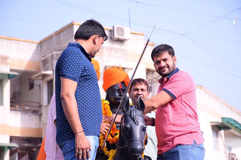 DrRutvij's tweet photo. On the auspicious occasion of #MaharanaPratap Jayanti, it's is my pleasure to pay floral tribute to the great warrior of Mewar. His courage and the spirit of self-sacrifice will always be remembered. https://t.co/4MUv0MHax2