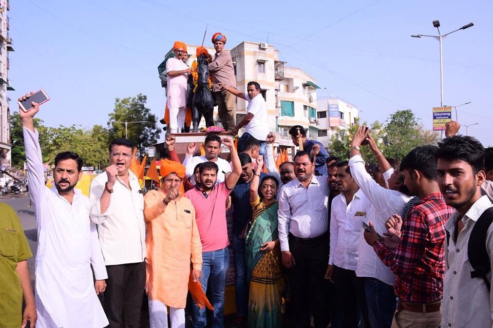 DrRutvij's tweet photo. On the auspicious occasion of #MaharanaPratap Jayanti, it's is my pleasure to pay floral tribute to the great warrior of Mewar. His courage and the spirit of self-sacrifice will always be remembered. https://t.co/4MUv0MHax2