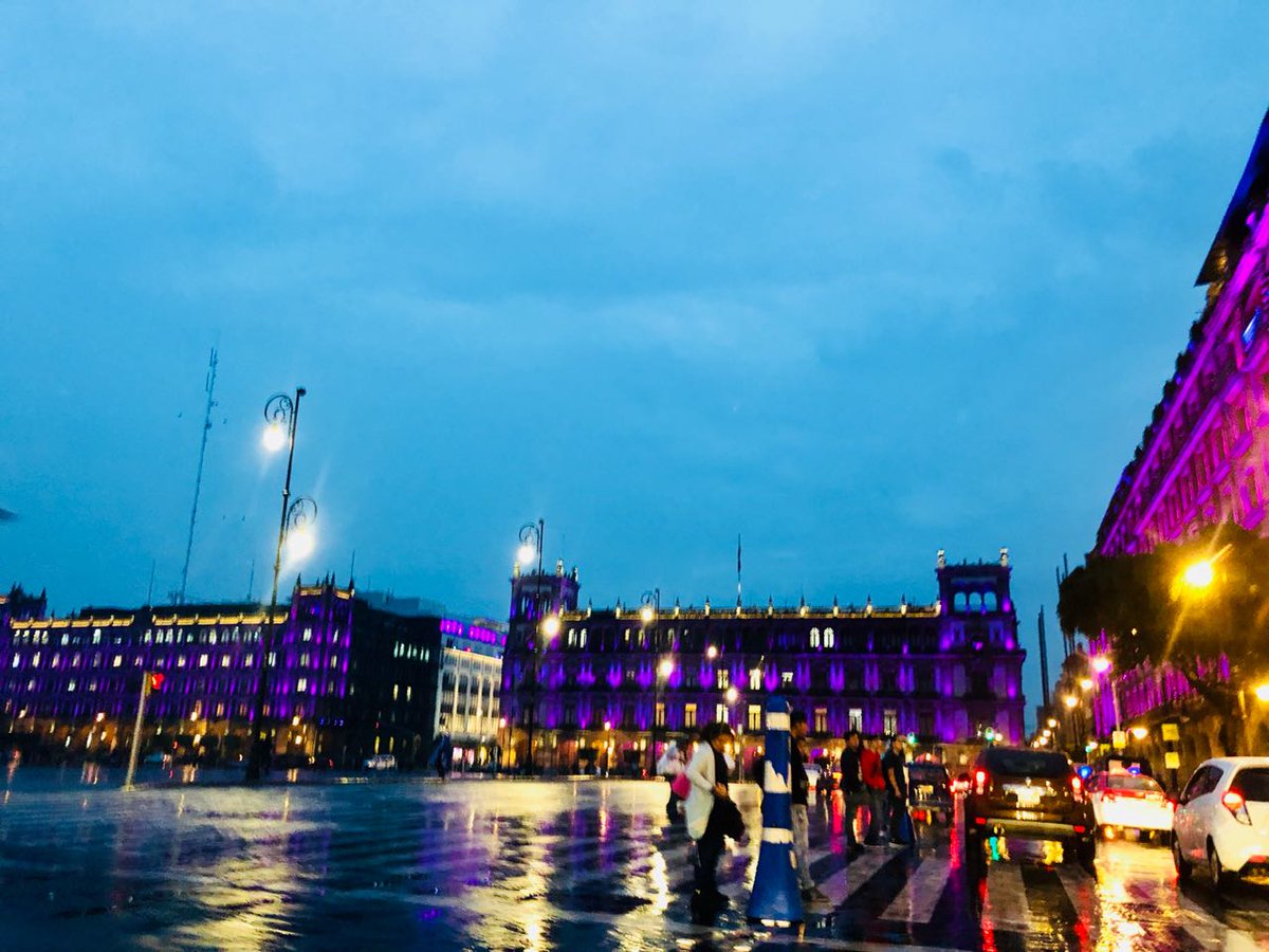Lupus_Mexico's tweet photo. Asi lucira el Zocalo y otros Monunentos todo Mayo por 10 de este mes Dia Internacional de Lupus visibilizar esta enfermedad la caminata el 13 de Mayo. https://t.co/eM8eJUbr9T