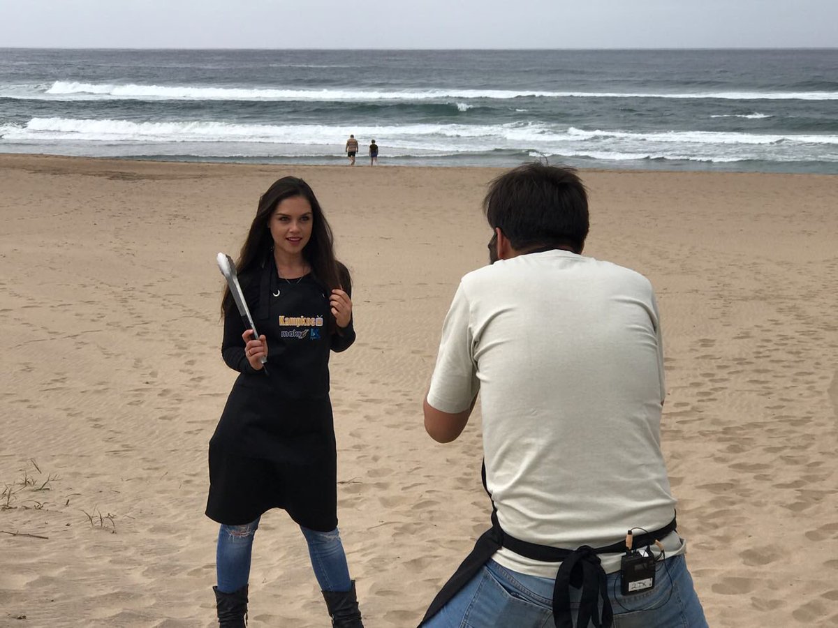 Christia_Visser's tweet photo. Behind the Scenes op @KampKos 😁🙌 Het julle my en #Refentse se episode geniet? #Beach #Kampkos #Cooking https://t.co/HhkCMcwX8E
