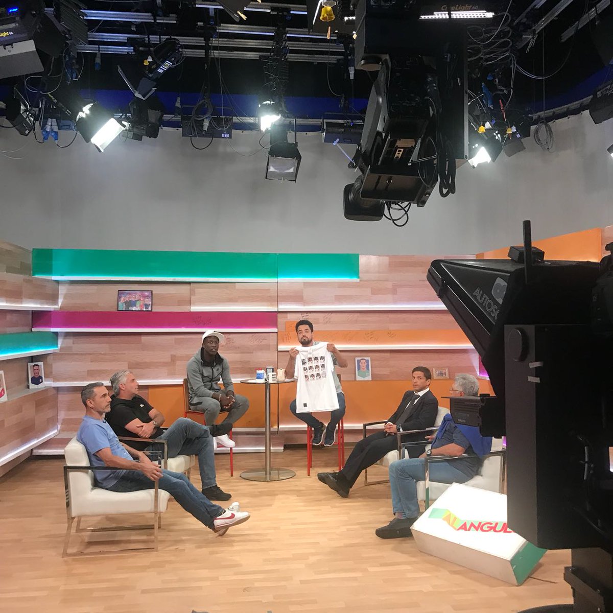 foggofc's tweet image. Participa con el #ADVINCULAENALANGULO y gánate el polo de Figuritas 2018. 🙌🙌