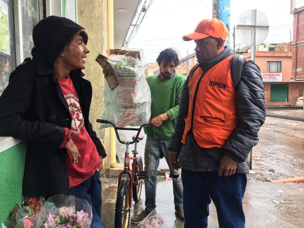 JACVerbenal2's tweet photo. Hoy tuvimos un día fantástico!! Varios habitantes de calle aceptaron la oferta social por parte de @integracionbta @idipronbogota y demás dependencias. Nos alegra el corazón saber que estas personas tienen una nueva oportunidad. Creemos en el cambio @HORACIOESTRADA #VamosPorMas https://t.co/JLQ86RON9f