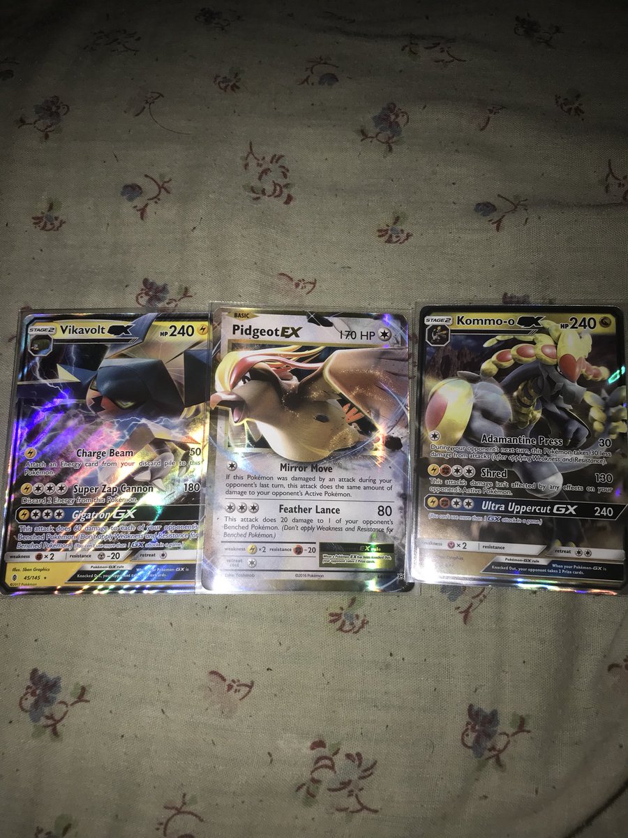 TcgJay's tweet photo. #Pokemon #PokemonTCG #PokemonGXBox Opened up a Kommo-o GX Box today, and I must say I’m pretty satisfied with the pulls🤘 https://t.co/Q99lQB4UPs