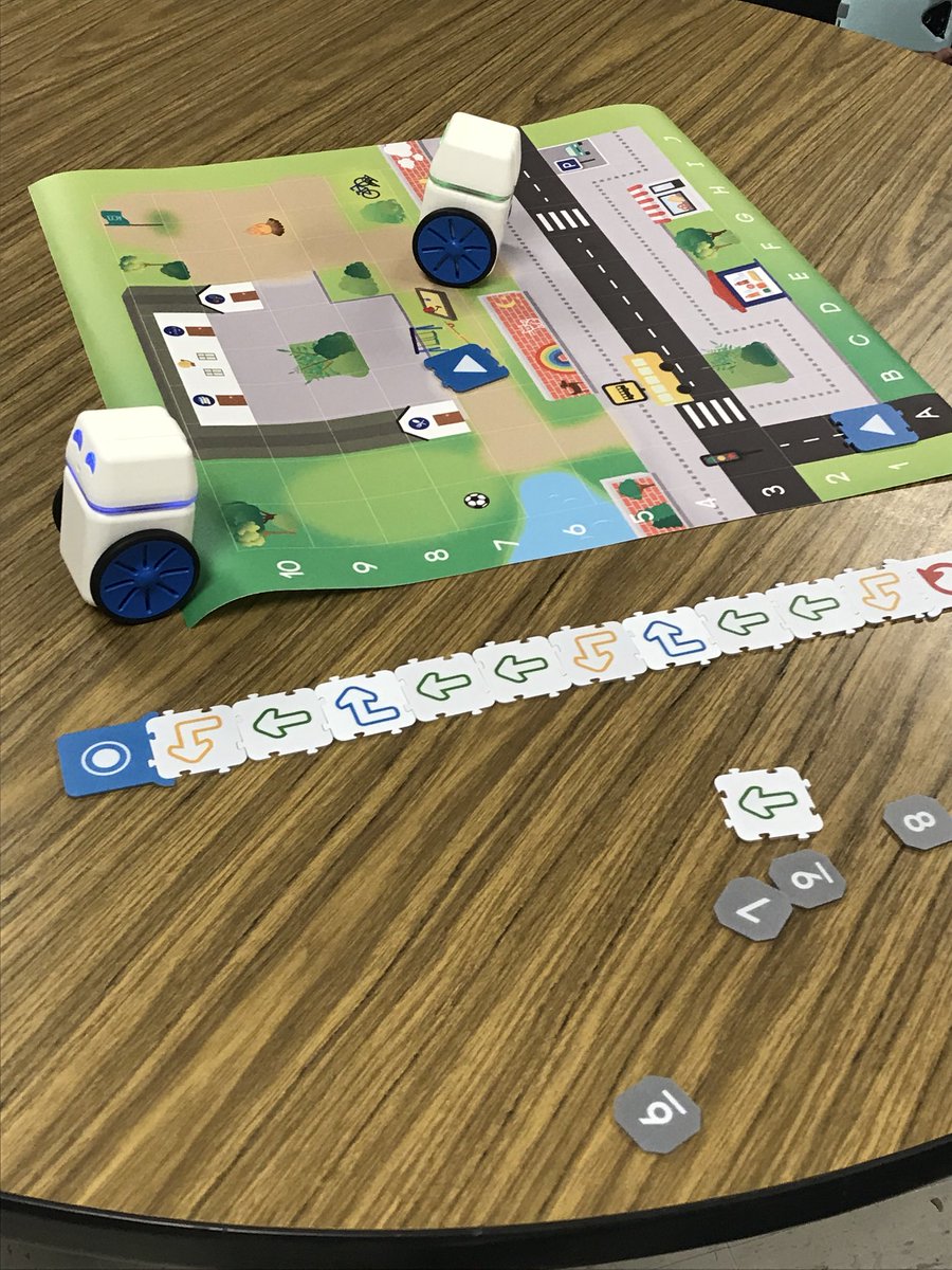 oneal_nat's tweet image. Playing around with @KUBO_Robot from @pitscoed! Loving how easy it is to open up the box and get started! So fun!! #PitscoTAG #PitscointheClassroom