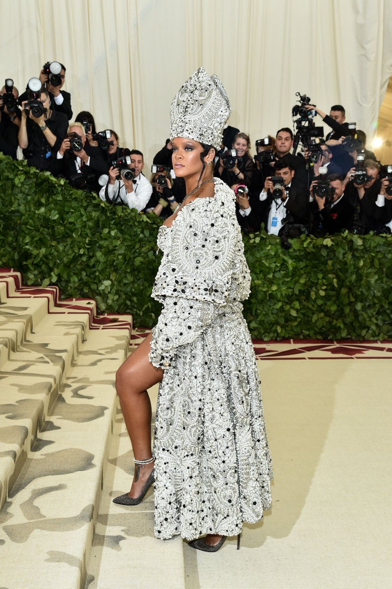EliChep's tweet photo. Catholicism Meets Fashion? The #METGala2018 Red Carpet https://t.co/ioTuTUdOyh https://t.co/w0ga9hMJTy