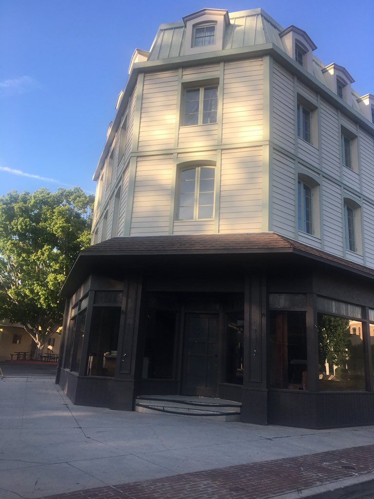 Rach_Eliz87's tweet photo. A lot has changed since the last time I walked through Lorelai Gilmore’s house in Stars Hallow.  Thank you for letting me play today @oh_lawrence @GilmoreGirls #StarsHallow #LaurenGraham #AlexisBledel https://t.co/WVN55TgZmW