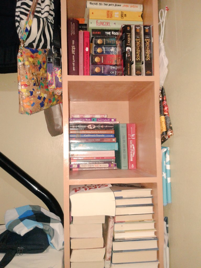 gebburi's tweet photo. Can't believe it all fits. #organization101 hahahahahahhq di pa yan lahat. https://t.co/LcXIsT6PO0