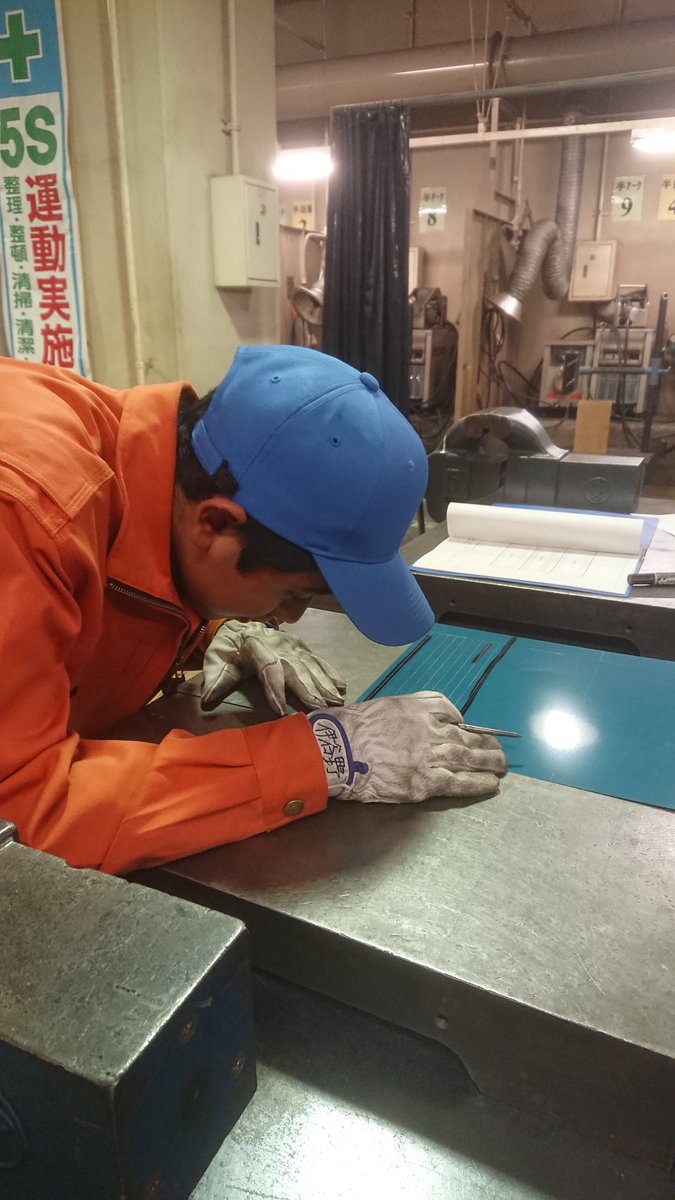栃木県立県央産業技術専門校 در توییتر 金属加工科 今日は２年生が穴あけ作業 １年生が罫書き作業をしています O １年生は初めての罫書きに 苦戦しているようです ロ 職業訓練 板金 溶接 金属加工 技能検定 ２級鉄工 構造物鉄工作業 罫書き 穴あけ