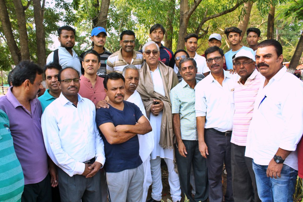 TS_SinghDeo's tweet image. Energetic start to Day Two of #JanGhoshnaPatra campaign in Jagdalpur, with refreshing interactions with Sportspersons at Priya Darshini Indira Stadium and Morning Walkers at Nakstra Vatika, followed by a hearty roadside breakfast!
#आपका_विकास_आपके_हाथ