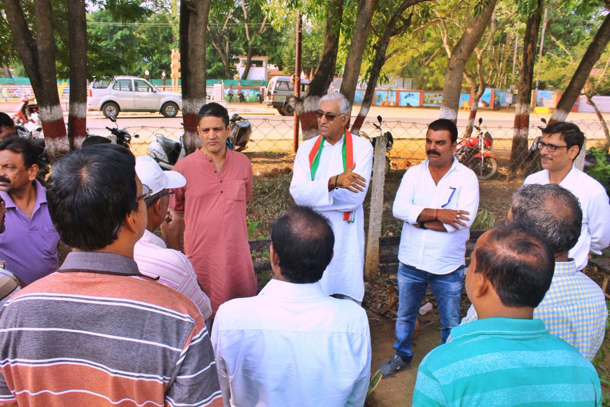 TS_SinghDeo's tweet image. Energetic start to Day Two of #JanGhoshnaPatra campaign in Jagdalpur, with refreshing interactions with Sportspersons at Priya Darshini Indira Stadium and Morning Walkers at Nakstra Vatika, followed by a hearty roadside breakfast!
#आपका_विकास_आपके_हाथ