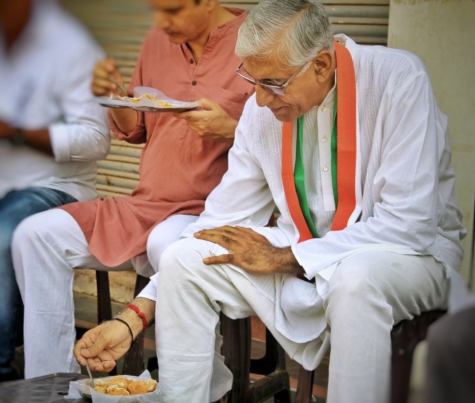 TS_SinghDeo's tweet image. Energetic start to Day Two of #JanGhoshnaPatra campaign in Jagdalpur, with refreshing interactions with Sportspersons at Priya Darshini Indira Stadium and Morning Walkers at Nakstra Vatika, followed by a hearty roadside breakfast!
#आपका_विकास_आपके_हाथ