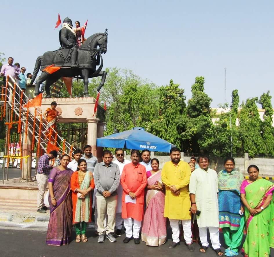 PravinSCC's tweet photo. On #MaharanaPratap Jayanti, it was greatful to pay floral tribute to greatest warrior of Mewar. His lifelong battle stories of courage and valour will continue inspire the generation. 

#Ahmedabad https://t.co/6f7dthGmEF