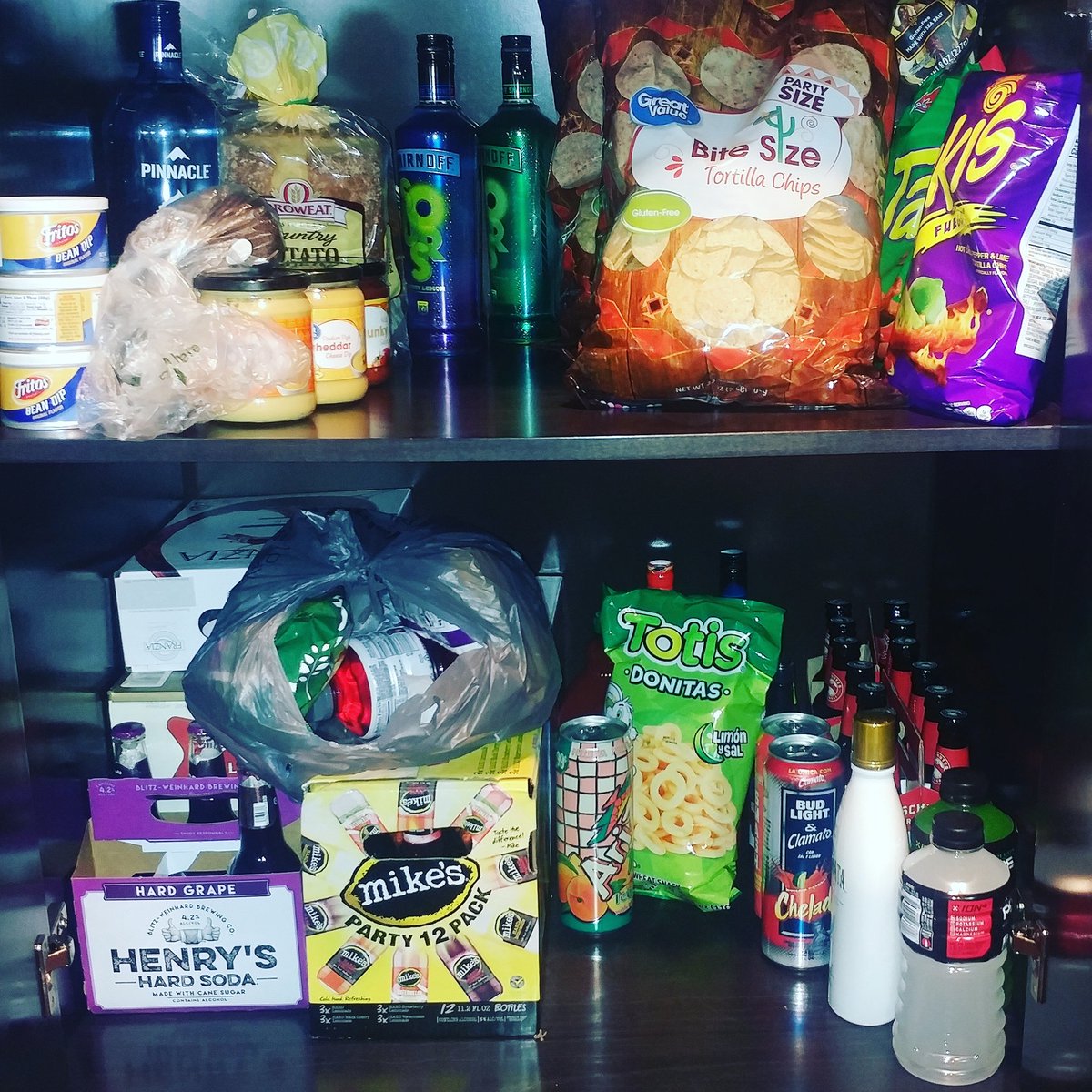 RenTheFox's tweet photo. Liquor and snackage. BLFC is gonna be lit AF. #BLFC #BLFC2018 #Furry #Furries #FurryCon #LitAF #Balling #Ballin #Baller #BallerAF https://t.co/Bf0qPmavn2