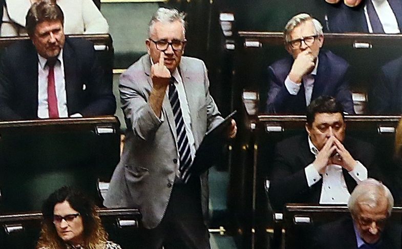 Strykasia's tweet image. a to zdaje się poseł PiS #Pyzik ? Moje subiektywne odczuwanie rzeczywistości mówi mi, że to jednak obraźliwy gest