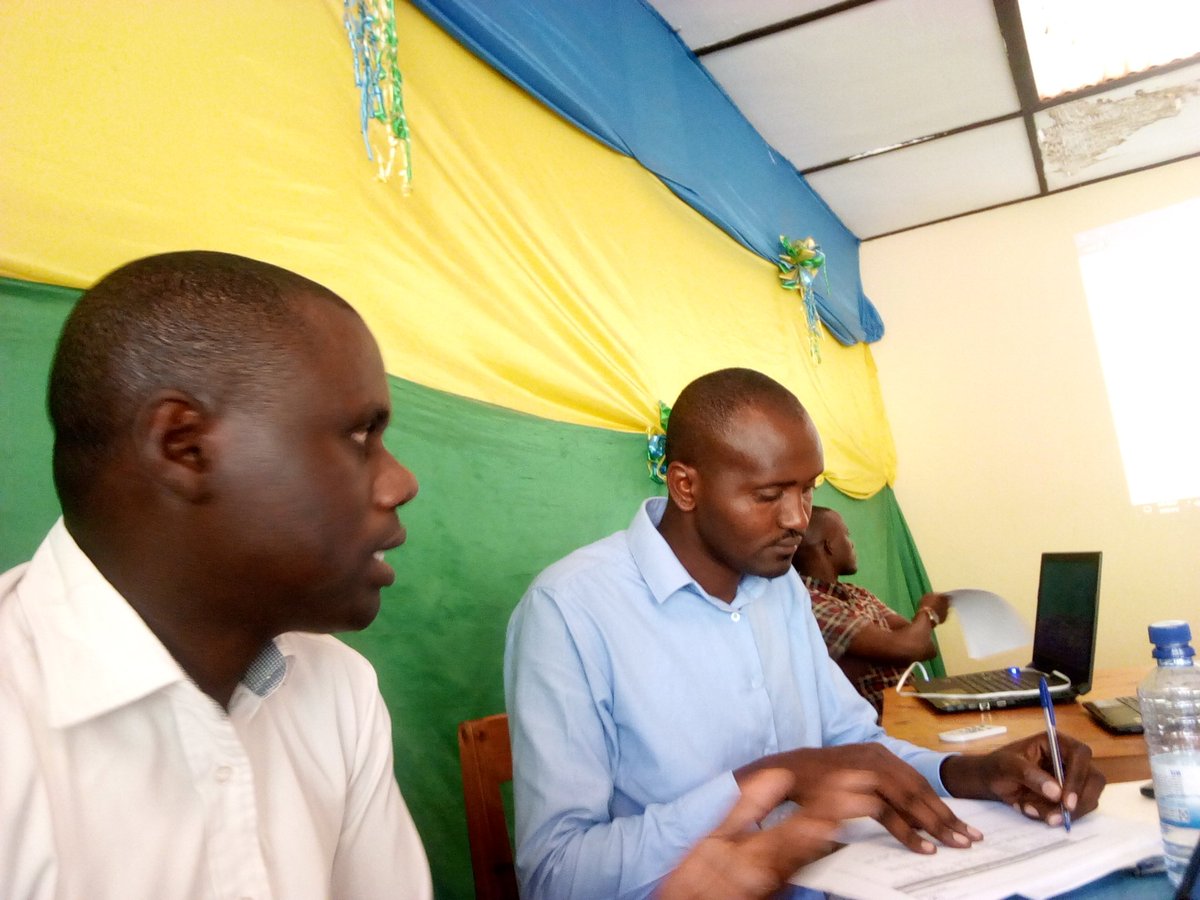 KarongiDistr's tweet photo. Mu rwego rwo kuzamura ikigero #Imihigo yeswaho muri #Karongi, uyu munsi abakozi b'Akarere bari muri Murambi bareba ahonigeze yeswa hanatangwa inama. https://t.co/hdxeUedZgk