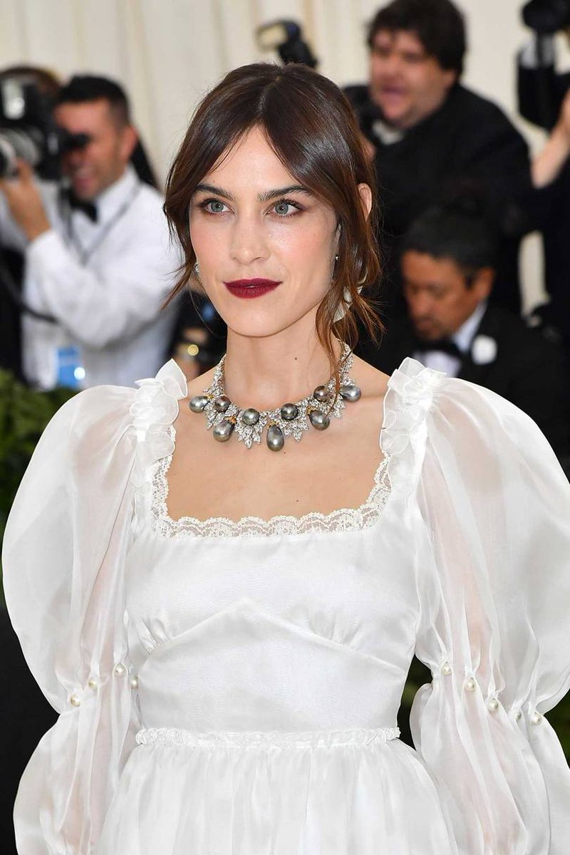 Tilskud orientering Decode British Vogue on Twitter: "Alexa Chung's Met Gala dress was inspired by  Anne Boleyn and Claire Danes in "Romeo and Juliet": https://t.co/lFSH26SFTC  https://t.co/J9heP1eMcD" / Twitter