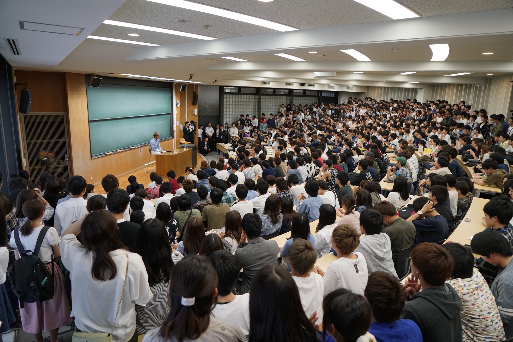 鈴木良介 昨年オフに金沢大学 の学生に向けた講演を行い 常に次世代にメッセージを発信し続けてくれています 講堂内では収まりきれず 講堂外から皆話を聞いていました 金沢大学とソルティーロのプロジェクトも遂にスタート ソルティーロ 本田圭佑
