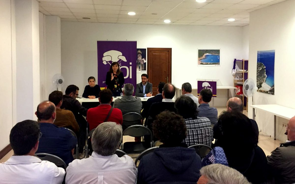 ElPi_IB's tweet photo. #PECMAaDebat 📸👥 @elPiManacor organitzà ahir un col·loqui, que comptà amb la participació d'@Antoni_Amengual, on @ElPi_IB defensà el #ComerçDeProximitat i la importància d'aturar la proliferació de grans superfícies. @ElPi_IB ha presentat una vintena d'al·legacions al #PECMA. https://t.co/VaApsvqBcY
