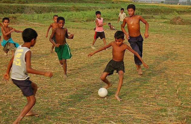 Kala itu, ngga perlu pake sosial media buat ngabarin ke temen temen.

Udah pada tau tiap sore kumpul dilapangan biasa.

Yang gendut wajib jadi kiper.

Dan kalo yang punya bola pulang, otomatis pertandingan selesai.

Terakhir, Adzan Maghrib jadi full-time dipertandingan tersebut.