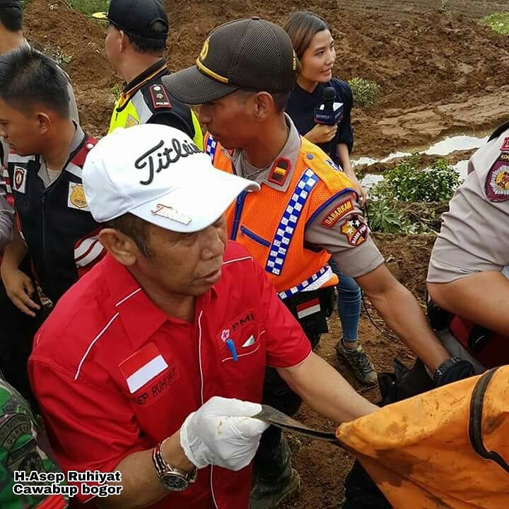 aabogorofficial's tweet photo. Selamat Hari Palang Merah Indonesia - 8 Mei 2018 kemarin.

Bukan hanya sekederah donor darah. Setetes darah anda akan menolong banyak orang.

#pmi
#palangmerahindonesia
#aabupatiku
#sosial
#donordarah
#jawabarat
#bogor
#bogorbaru
#pelayanrakyat
#didukungulama 
#1desa1dokter https://t.co/mpEK6uQy82