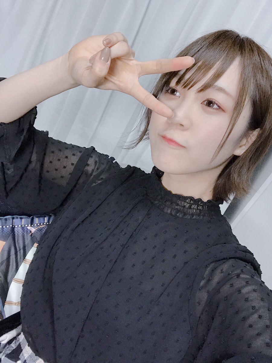 「今日21時よりSHOWROOM
したいと思います!☺️✨
また最終日!って前回言」|三田麻央のイラスト