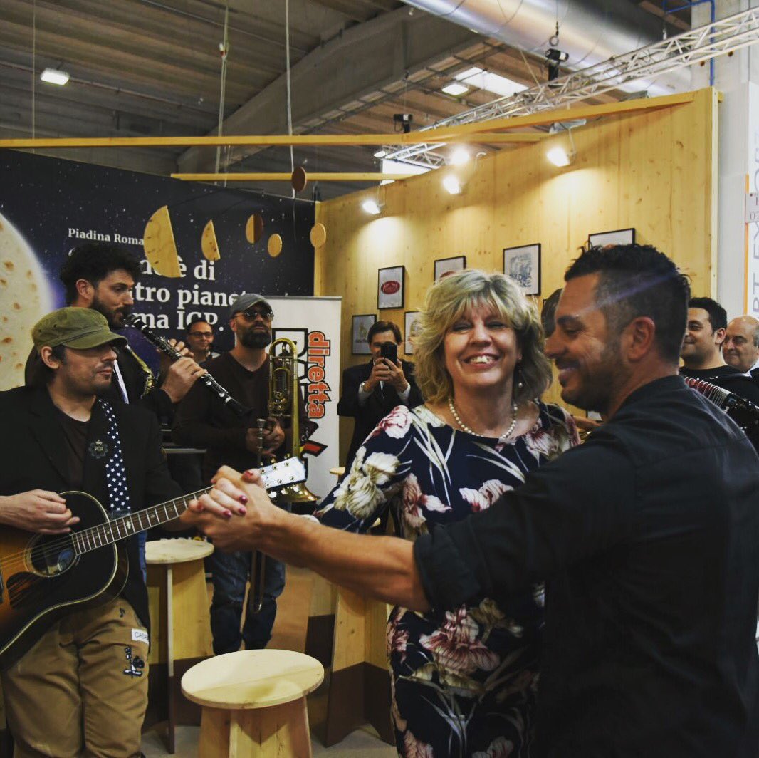 Che piacere ballare con una splendida donna come Simona Caselli assessore all’agricoltura dell’Emila Romagna !! #simonacaselli #cibus #emiliaromagna  #piadinaigp <a href="/caselli_s/">Simona Caselli</a>