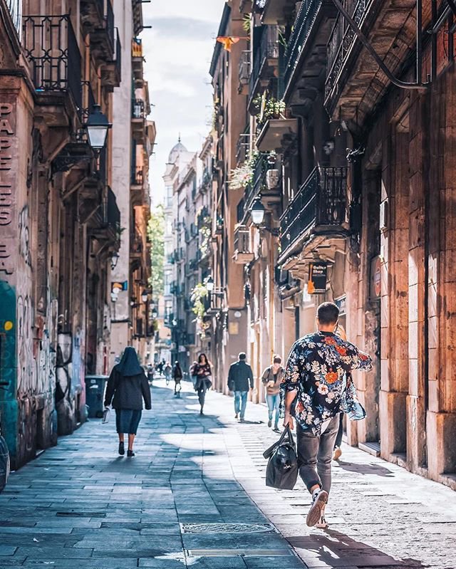 Marilyn_Res's tweet image. RT @Zucker_n_Spice Stepping into the light ☀️🔥 Early morning in El #Raval 😎 Cool shirt btw 👕👌 P.P.S Is that a nun? 🙏 #visitbarcelona #thebarcelonist ift.tt/2HXTAjE