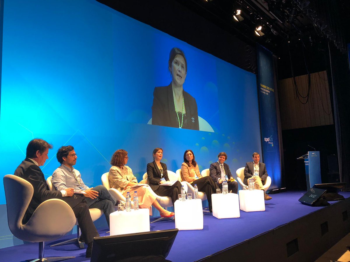 APEDSummit's tweet photo. Ana Sofia Rodrigues: “A Autoridade da Concorrência procura, em colaboração com outros países, identificar alguns riscos potenciais na implementação da PSD2.” #APEDRetailSummit https://t.co/EFjsCQJpKU
