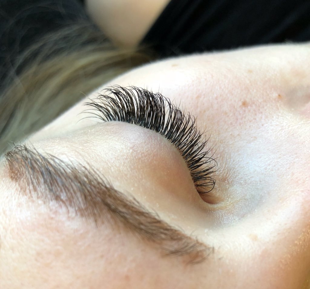 luxurylashemily's tweet photo. Beautiful set of classic 1:1. Pictures 3&4 are before pictures. You can see the extensions have covered previous damage caused by lash curlers 🙈
#LashesbyEmilyUK #lashextensions #lashesmk 🖤 https://t.co/Jid3Gk9ucM