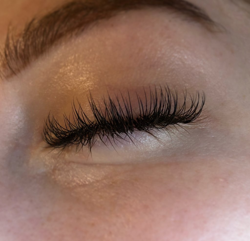 luxurylashemily's tweet photo. Beautiful set of classic 1:1. Pictures 3&4 are before pictures. You can see the extensions have covered previous damage caused by lash curlers 🙈
#LashesbyEmilyUK #lashextensions #lashesmk 🖤 https://t.co/Jid3Gk9ucM