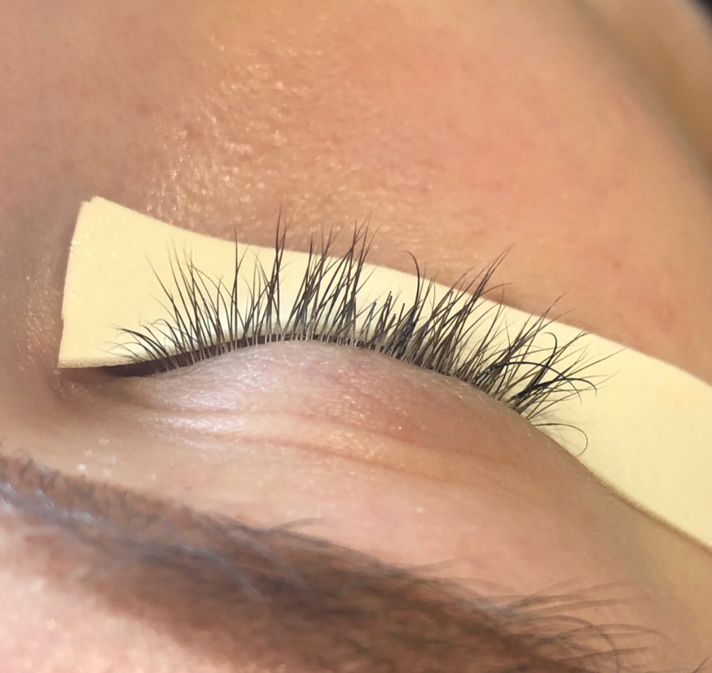 luxurylashemily's tweet photo. Beautiful set of classic 1:1. Pictures 3&4 are before pictures. You can see the extensions have covered previous damage caused by lash curlers 🙈
#LashesbyEmilyUK #lashextensions #lashesmk 🖤 https://t.co/Jid3Gk9ucM