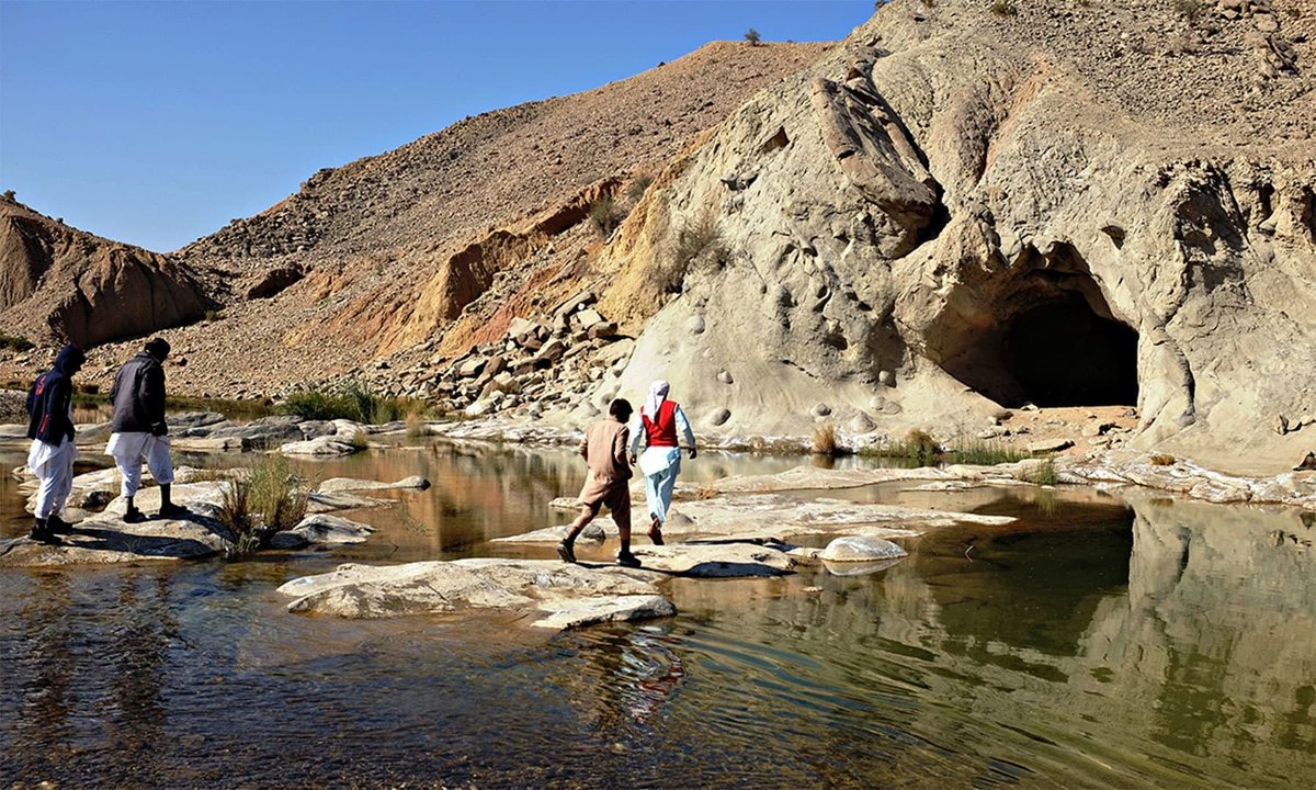 TouristBlog's tweet image. The Kirthar range stretches from Sindh to Balochistan, serving as a natural border between the two provinces. This mountain range includes the scenic Gorakh Hill (5700), Kutte Ji Qabar (6877) and Bandu Ji Qabar (7112). #kirthar
