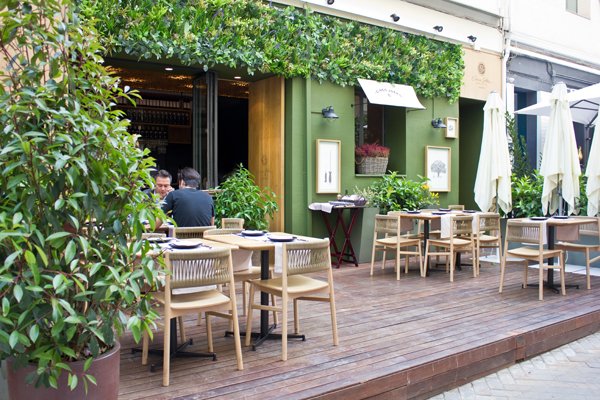 Tradición, aroma y sabor. Su terraza natural nos asegura una velada única bajo una propuesta gastronómica espectacular. Ambientado con maderas y cuerdas se encuentra este rincón donde cada detalle marca la diferencia. #buscatuterraza
cincojotas.es/restaurante-5-…
