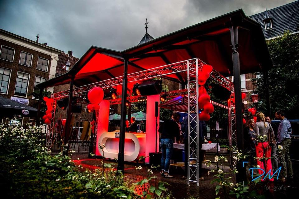 TourGainsbourg's tweet photo. Zondag 2 september de derde editie van ‘Gainsbourg’ op de Nieuwe Markt @deBotterstee te Zwolle met @hansstroeve en @NBZwolle Foto: @DMFotoZwolle

#gainsbourg #chansons #art #music #zwolle #vinyl #amour #love #red #light https://t.co/ehq4ZIkL1T